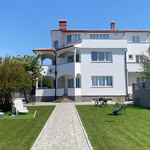 https://apartmani-mara-pula.in-istria.net